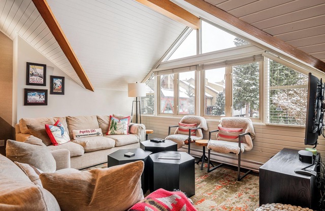 The Crest | Spacious, Central Condo | Free Parking