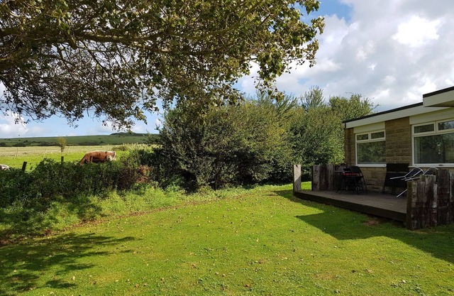 The Crows Nest chalet with Countryside Views & minutes from Sandy Beach