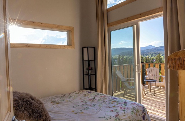 The Crowsnest Mountain Lodge, ski in ski out/bike in bike out