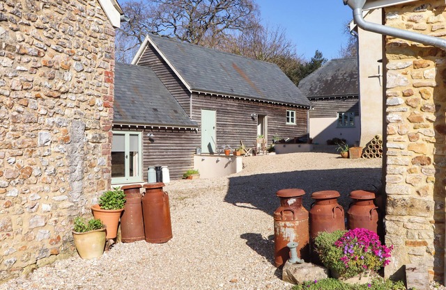 THE DAIRY AT WYKE FARM, romantic, with a garden in Lyme Regis