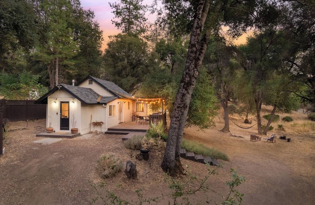 The Daisy Cottage - Magical Retreat Near Yosemite + WIFI & AC!
