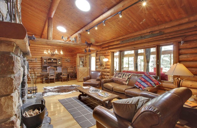 The Deer House - A character cabin in the woods! (plus all the modernities)