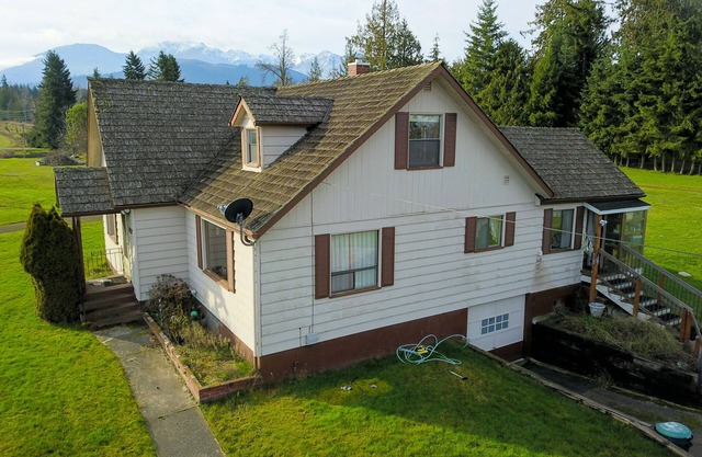 The Deer Park Farmhouse with Panoramic Olympic Mountain Views