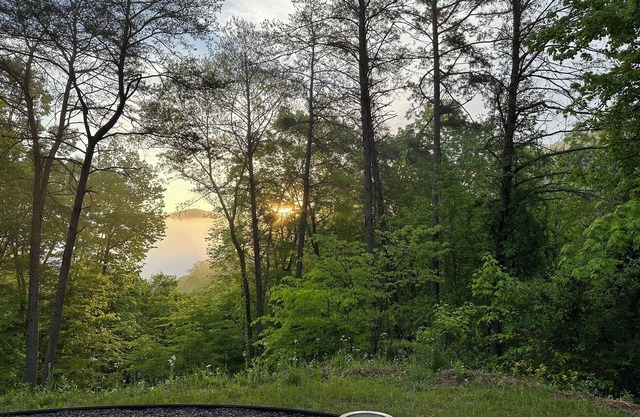The DEN-HotTub!-High Speed WiFi!-Great View!-Close to NADA Tunnel-Natural Bridge