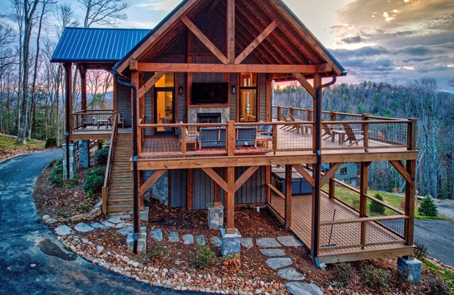 The Dire Wolf at Eagles Nest - hot tub, views, outdoor fireplace