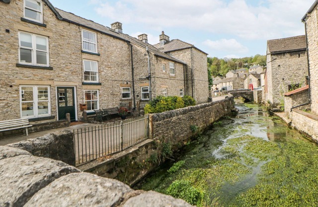 THE DISPENSARY, pet friendly, character holiday cottage in Bradwell