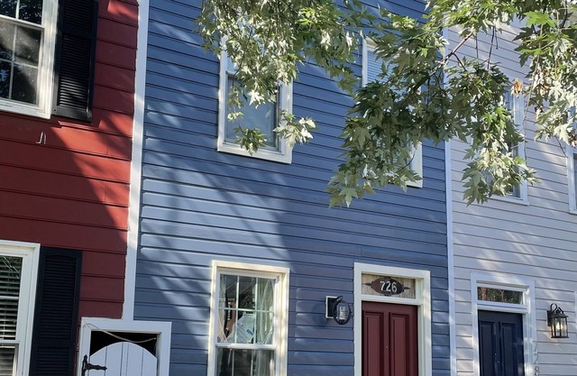 The Dog House, a convenient stylish 2BR townhouse in charming Old Town