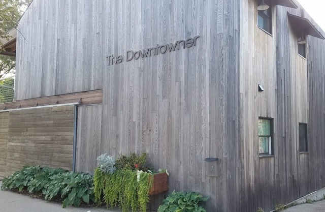 THE DOWNTOWNER.Largest House on Main St. 14 Beds, Sleeps 20