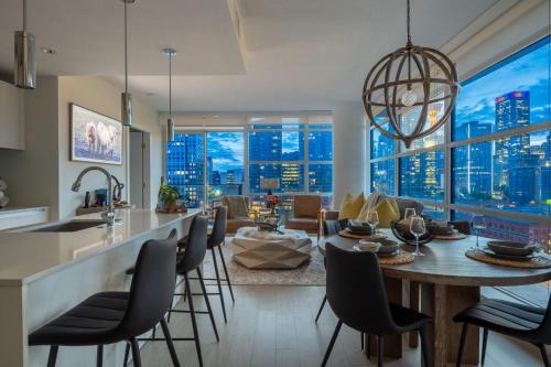 "The Draper" - Luxury Corner Unit w Tower View, - Near Stampede, Saddledome, BMO Centre! FREE Parking, Banff Pass, & Wine!