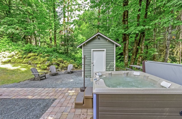 The Drizzly Grizzly | Hot Tub, Starlink, Traeger, AC