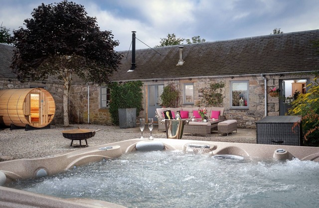The Eagle's Nest - large luxury lodge with hot tub, sauna and bbq hut