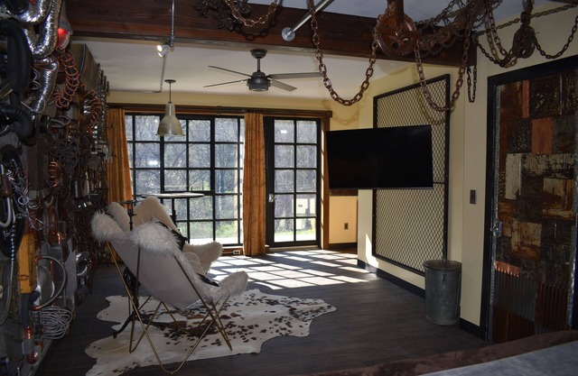 THE FACTORY @UTOPIA ~ POOL ~ KING BED ~ HOT-TUB ~ 2M DTN