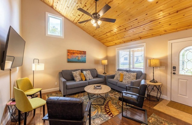 The Family Cabin: 4BR/2BA w Fire Pit