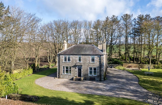 The Farmhouse - Spacious Countryside Escape with Hot Tub