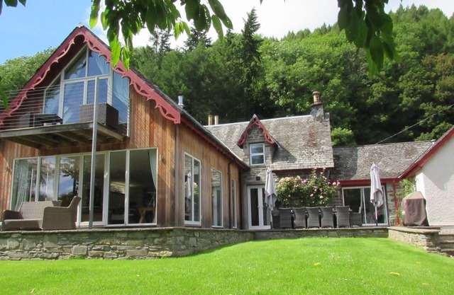 The Farmhouse - sleeps 12 guests in 6 bedrooms