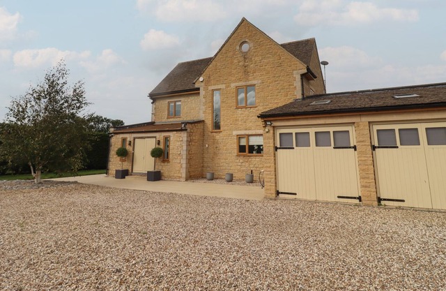 THE FIRS RETREAT, pet friendly, luxury holiday cottage in Brockworth