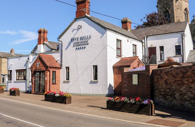 THE FIVE BELLS INN, character holiday cottage, with hot tub in Upwell