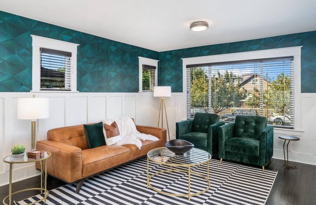 The Flagship House | Stylish and Cozy | 6th Ave