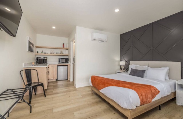 The Flats - Suite 1 - Queen Suite by Downtown CDA!