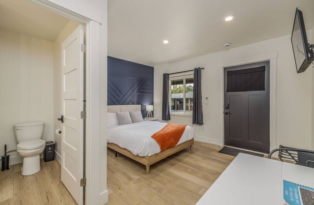 The Flats - Suite 3 - Queen Bed - Downtown CDA!