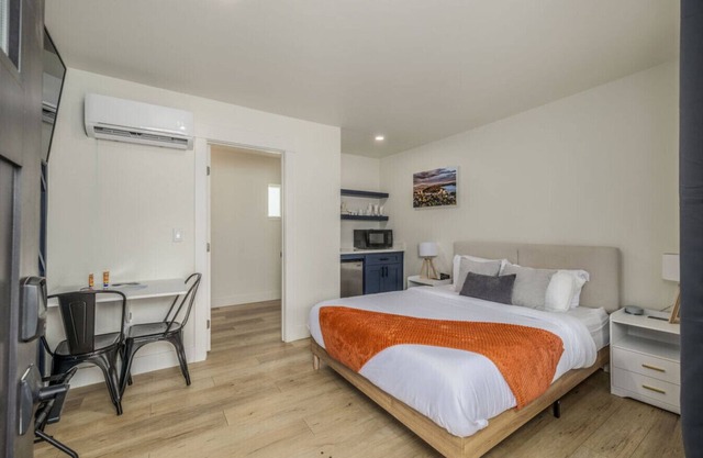 The Flats - Suite 9 - Queen Bed - Downtown CDA!