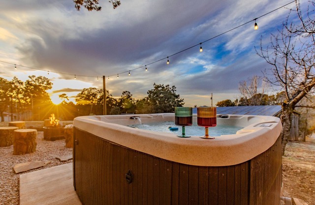 The Four Seasons - A Getaway to White Sands NP and Cloudcroft, NM w/Hot Tub!