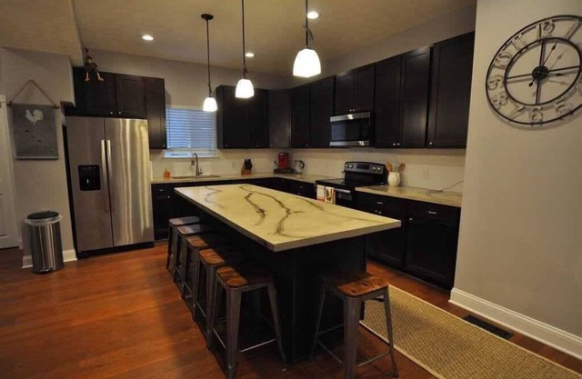 The Franklinton Farmhouse- 4 Bedrooms