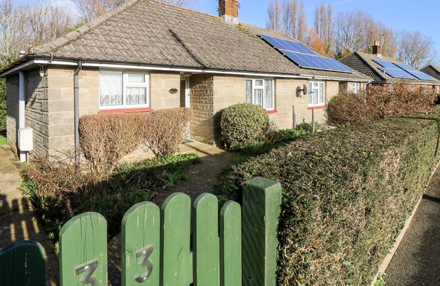 THE FURLONGS, family friendly, with a garden in Brading