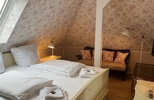 The furnished 1-room apartment is approx. 30 m2 and is located in our apartment complex Kunaustraße.