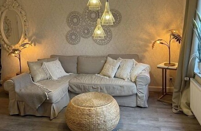 The furnished 2-room-apartment is approx. 40 m2 big and is located on the 1st floor of our apartment house Saseler Chaussee.
