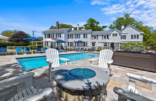The Gables: 364-C Chatham Resort Style Estate with Heated Pool, Close to Everything