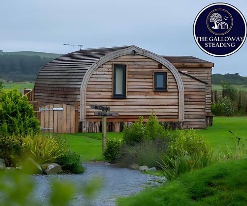 The Galloway Steading -The Hedgehog's Hideout family cabin with Hot Tub and Fire Pit