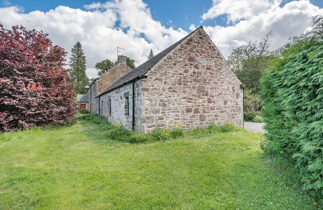 THE GARDEN COTTAGE, family friendly, with a garden in Dunblane