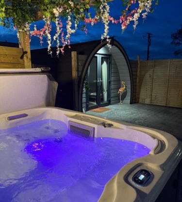 The Garden Pod with Private Hot Tub