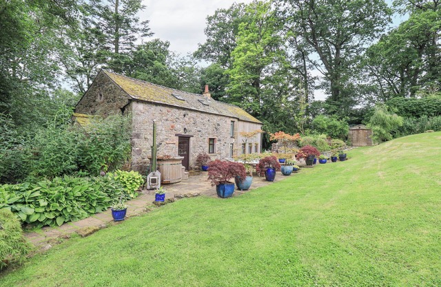 THE GARDENER'S BOTHY, pet friendly, with hot tub in Pooley Bridge