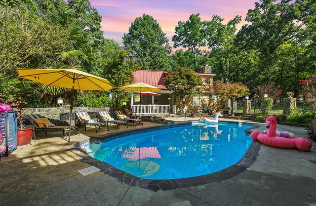 The Gathering Place on 6 Acres w/Hot tub & Pool - 4Br/4Ba & Sleeps 14
