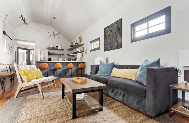 The Gemstone Suites | Only 2 Blocks to King!