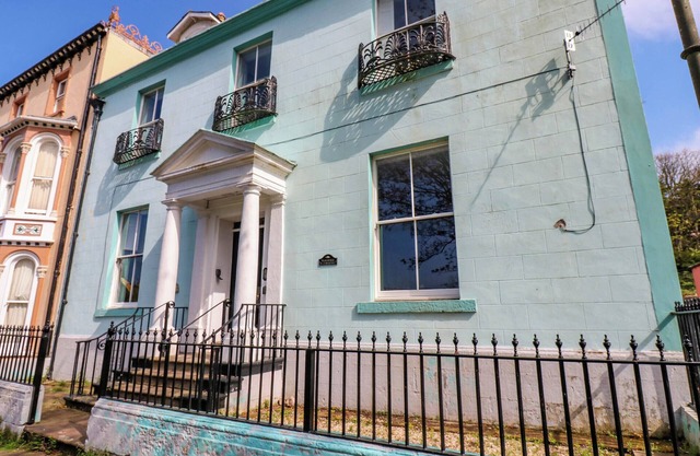 THE GEORGIAN MANOR HOUSE, pet friendly, with open fire in Whitehaven