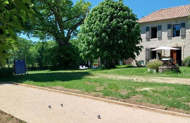The Gîte Pouget is located 2km from the medieval village of Montréal du Gers.