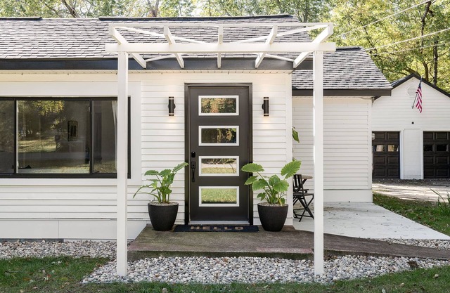The Glenn; Mid-century home with hot tub, fire pit, bicycles & more