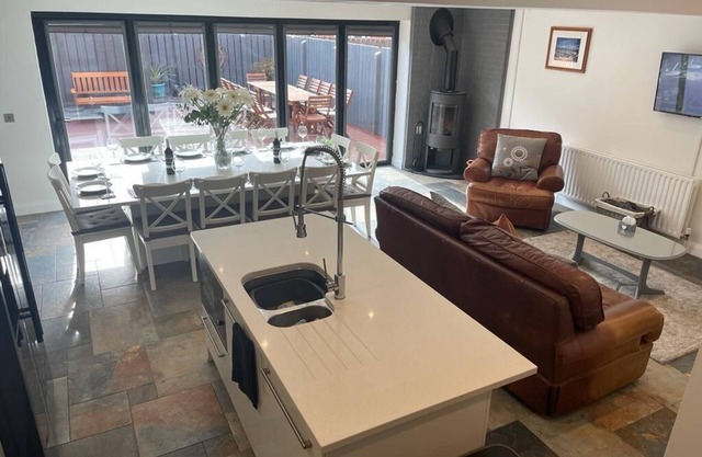 The Glynn, Portrush. Deluxe holiday home, 8 beds 12 guests 5 bedrooms.