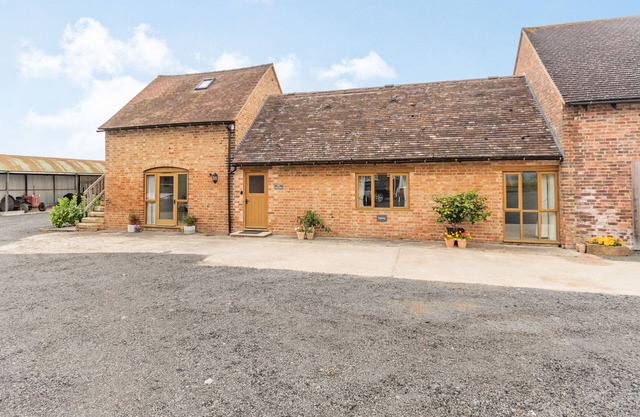 THE GRANARY AT LANE END FARM, romantic, with a garden in Broadway