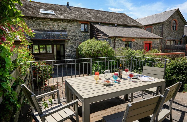 THE GRANARY (MALBOROUGH), pet friendly, with a garden in Malborough