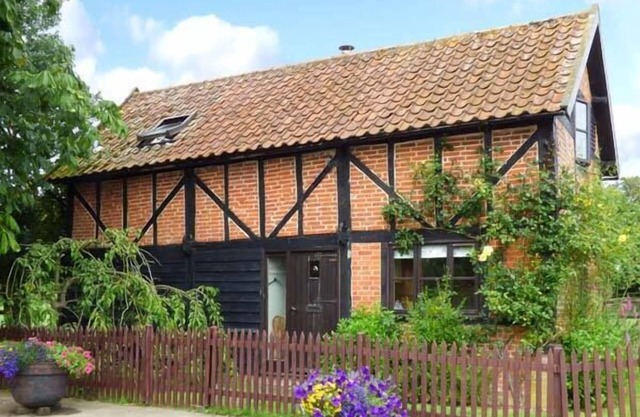 THE GRANARY, pet friendly, character holiday cottage in Hingham