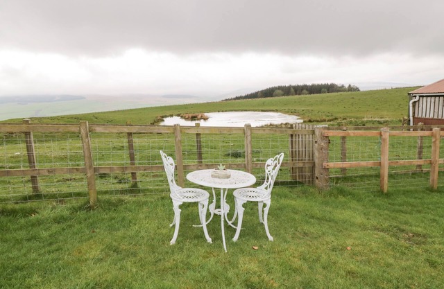 THE GRANARY, pet friendly, country holiday cottage in Sanquhar