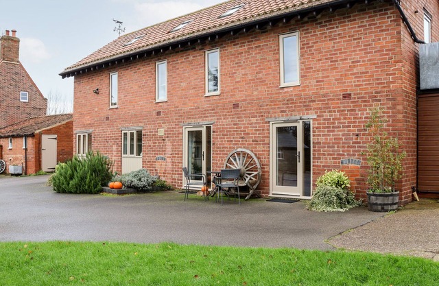THE GRANARY, pet friendly, with a garden in Askham