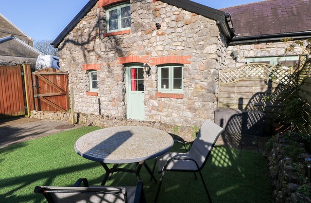 THE GRANARY, romantic, with a garden in Scurlage