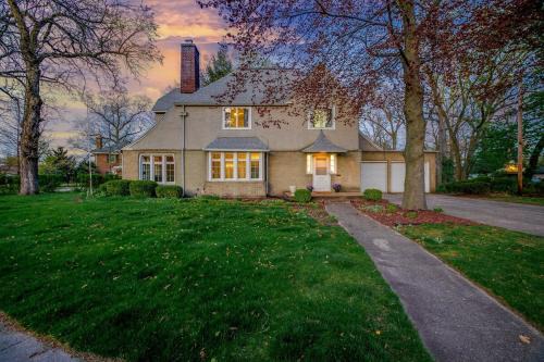 The Grand Dame Luxury Family Home for 10 or more