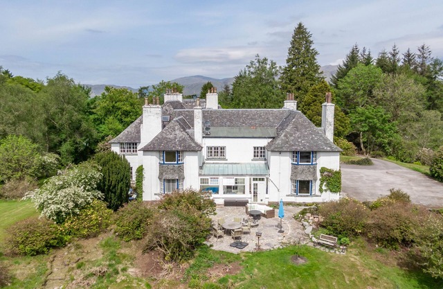 The Grand Gathering - a house that sleeps 18 guests in 9 bedrooms