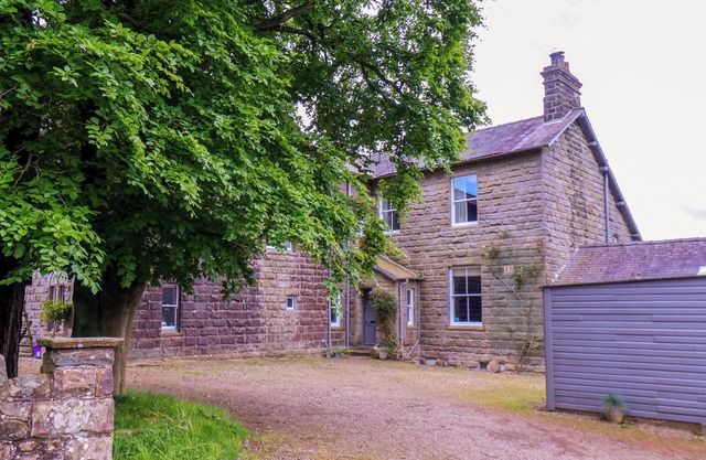 THE GRANGE, pet friendly, with open fire in Goathland